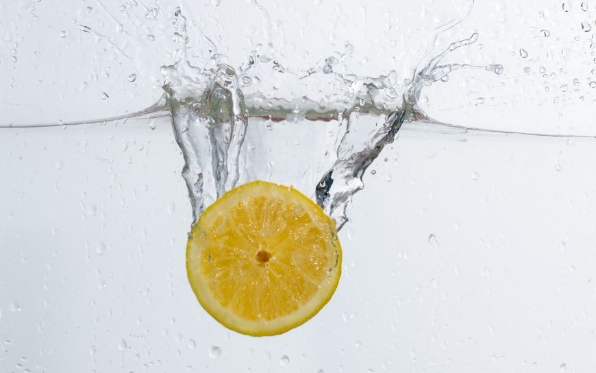 Face scrub with honey, sugar and lemon A slice of lemon in the water