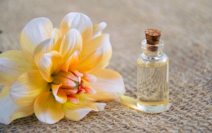 A bottle with macadamia oil and a flower