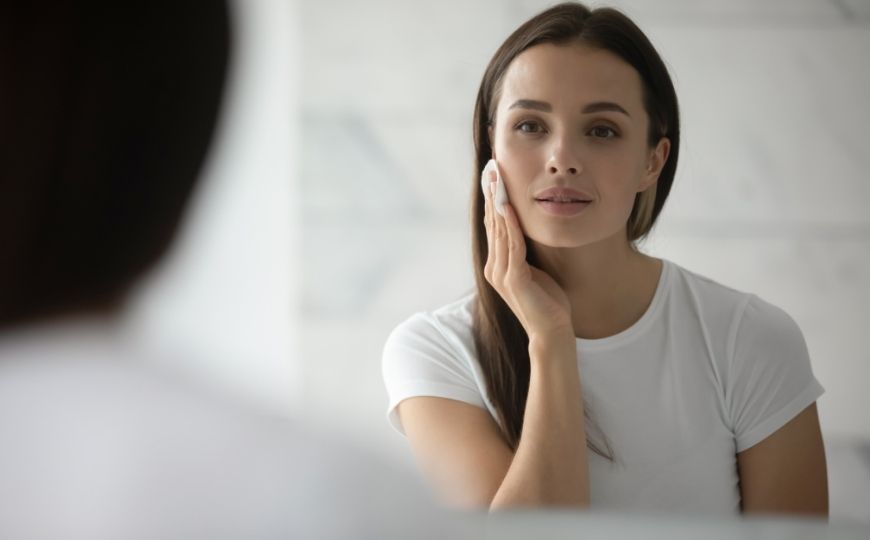 Woman removing her make-up